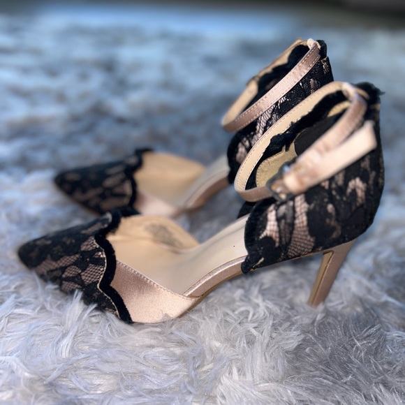 Nine West Woman’s Sexy nude and Black Lace Scollop Heel size 6.5 (small mark) - Picture 6 of 10